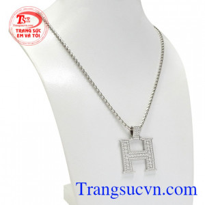 Chiếc mặt dây được đính kết đá moissanite sáng lấp lánh tạo vẻ thu hút và nam tính đến cho phái mạnh.