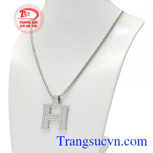 Viên đá này được xem là gần giống với kim cương nhất nên được rất nhiều khách hàng ưa chuộng.