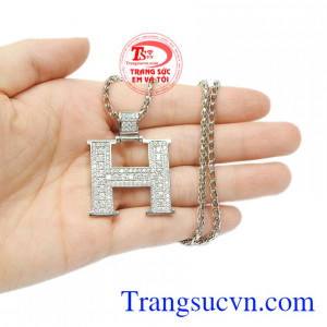 Bộ mặt vàng trắng chữ H tinh tế.