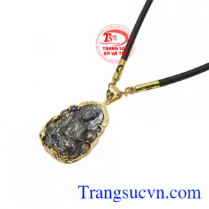 Mặt Phật còn được chế tác bằng đá sapphire thiên nhiên càng làm tăng thêm giá trị và năng lượng cho sản phẩm