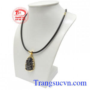 Người ta tin rằng đeo Phật Quan Âm bên người sẽ giúp giải trừ hung khí, mang tới bình an, ngăn chặn tai ách cho chủ nhân