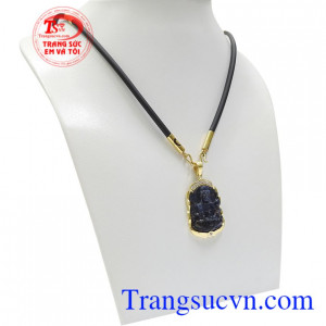 Sản phẩm là sự kết hợp giữa mặt Phật Bà Quan Âm sapphire và dây cao su bọc vàng mang lại cho người đeo nét sang trọng và lịch lãm