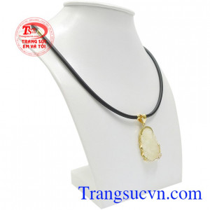 Ngài luôn phổ độ chúng sinh tránh được tai ương, mang đến bình an, hạnh phúc cho người đeo