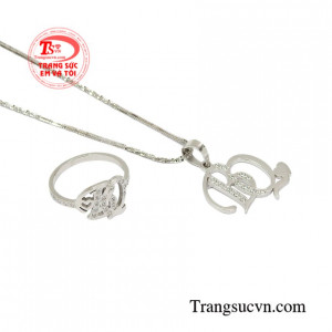 Bộ sản phẩm sẽ là sự lựa chọn hoàn hảo để dành cho những cô nàng theo phong cách cá tính mà vẫn vô cùng nữ tính.