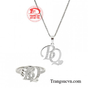 Bộ trang sức vàng trắng xu hướng mang đến vẻ xinh xắn và nữ tính đến cho người đeo.