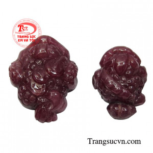 Cặp thiềm thừ ruby chất lượng được chạm khắc vô cùng tinh xảo tạo nét ấn tượng cho sản phẩm.