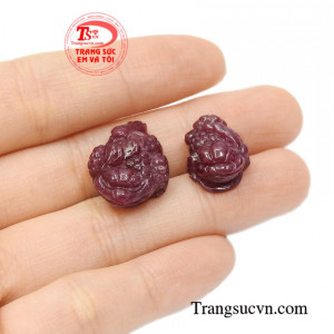 Cặp thiềm thừ ruby chất lượng tinh tế.