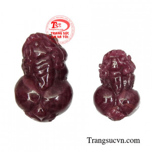 Cặp tỳ hưu ruby may mắn được chạm khắc tỉ mỉ, màu sắc đẹp mắt.