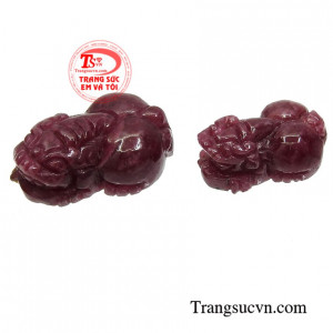 Cặp từ hưu này có thể gắn trên trang sức vàng như làm nhẫn đôi phù hợp cho những cặp vợ chồng mang mệnh Hỏa và Thổ.