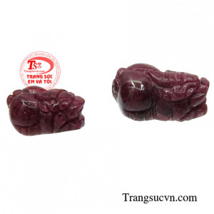 Đôi tỳ hưu ruby này sẽ là món quà tặng đầy phúc khí để dành cho người thân và bạn bè.