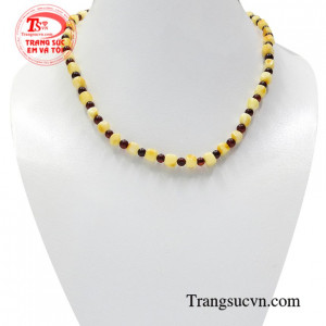 Chuỗi cổ hổ phách an lành được chế tác tinh tế, xinh xắn.