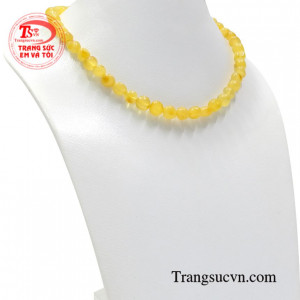 Hổ phách được nhiều người biết đến với nhiều lợi ích về mặt sức khỏe và phong thủy chi người dùng.