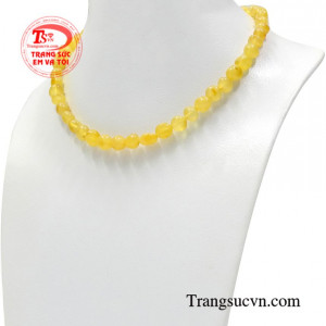 Sản phẩm này còn được các bậc phụ huynh đặc biệt yêu thích do hổ phách giúp thúc đẩy quá trình mọc răng, giảm đau cho các bé.