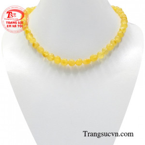 Chuỗi hổ phách cho bé màu sắc vàng tươi tắn phù hợp với mệnh Kim và Thổ.