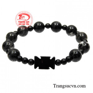 Chuỗi mân côi thạch anh tóc an lành là chuỗi tay may mắn được nhiều người yêu thích.