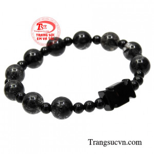 Chuỗi mân côi là vật cần thiết trong lúc cầu nguyện dành cho những người theo đạo công giáo.