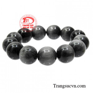 Sử dụng chuỗi tay thạch anh mắt mèo giúp cho người đeo có cái nhìn sâu sắc, tăng cường thể chất, sự sáng tạo mang lại sự tập trung và vận may hơn trong công việc.