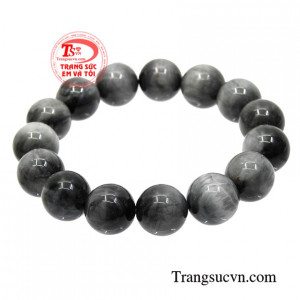 Chuỗi thạch anh mắt mèo đẹp được chế tác đầy tinh tế tạo vẻ ấn tượng cho người đeo.