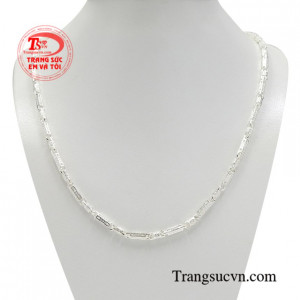 Dây chuyền bạc kim tiền kết hợp cùng mặt dây chuyền bạc tăng thêm phần thời trang cho người đeo.