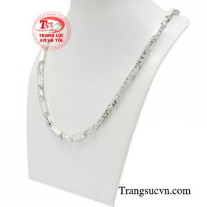 Dây chuyền bạc từ lâu đã được nhiều người ưa chuộng và lựa chọn làm trang sức đeo bên mình.