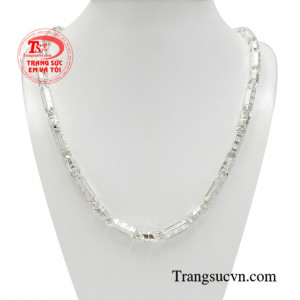Dây chuyền bạc phong cách cá tính được chế tác bằng công nghệ hiện đại mang đến một sản phẩm hoàn mỹ.