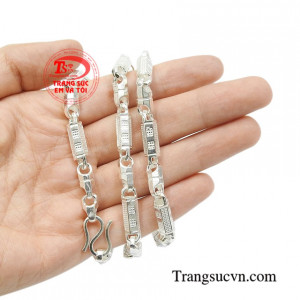 Dây chuyền bạc phong cách cá tính mạnh mẽ.
