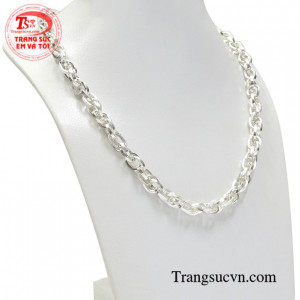 Chiếc dây chuyền bạc này sẽ giúp người đeo nổi bật vẻ cá tính, hợp với xu hướng.