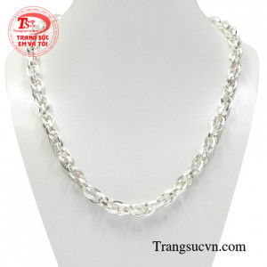 Dây chuyền bạc phong cách độc đáo được những người thợ chế tác hoàn kim làm một cách tỉ mỉ và cẩn thận.