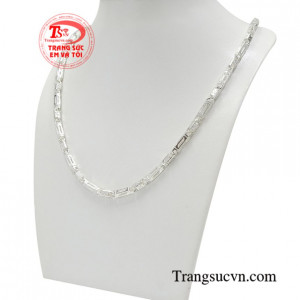 Dây chuyền bạc là món trang sức được nhiều người lựa chọn để thể hiện phong cách của mình.