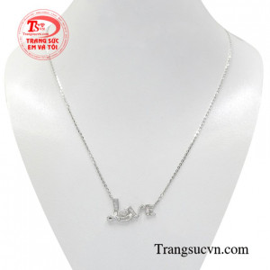 Dây chuyền chữ love dễ thương được nhập khẩu tại Hàn Quốc, kiểu dáng xinh xắn, hợp thời trang.