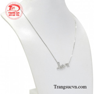 Với hình chữ love là điểm nhấn giúp cho chiếc dây chuyền trông nổi bật và thu hút hơn.