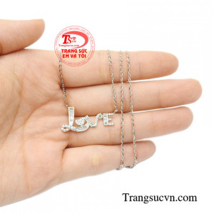 Dây chuyền chữ love dễ thương tinh tế.