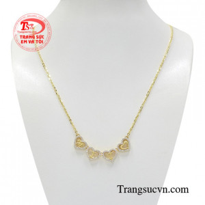 Dây chuyền chữ vàng tinh tế chế tác theo công nghệ hiện đại, kiểu dáng bắt mắt.