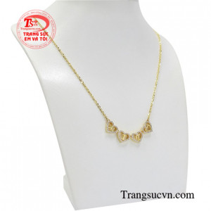 Với chỉ một chiếc dây chuyền nhỏ xinh cũng đủ khiến cho phái đẹp trông duyên dáng và hợp thời trang hơn.