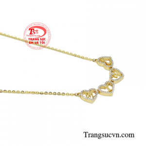 Dây chuyền chữ vàng tinh tế xinh xắn.