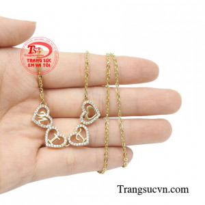 Dây chuyền chữ vàng tinh tế đẹp mắt.