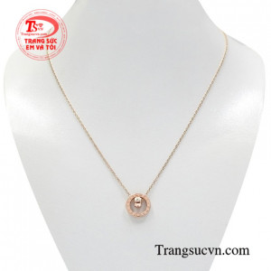 Dây chuyền nữ vàng hồng cá tính là sản phẩm được nhập khẩu tại Hàn Quốc.