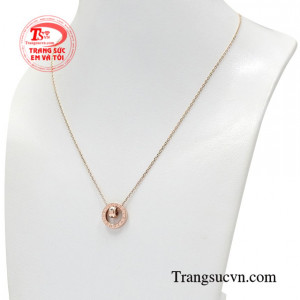 Với phái đẹp chỉ với một chiếc dây chuyền nhỏ xinh cũng đủ khiến các cô gái trở nên thu hút hơn, làm bao trái tim người nhìn xao xuyến.