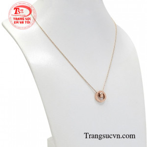 Mang phong cách độc đáo và đầy tinh tế giúp cho các bạn nữ thêm phần xinh đẹp.