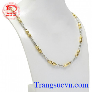 Sản phẩm được nhập khẩu từ Italy, chế tác vô cùng tỉ mỉ trên chất liệu vàng 18k sáng bóng, bền đẹp.