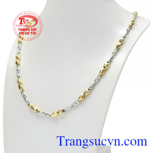 Nam giới có thể kết hợp cùng những bộ trang phục năng động đi chơi hay những bộ đồ đi dự tiệc tăng thêm phần sang trọng.