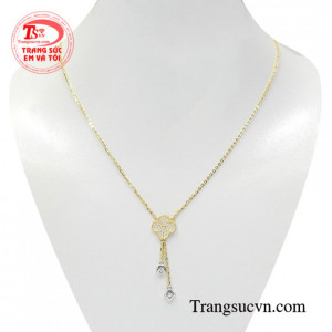 Dây chuyền vàng tây nữ tính được chế tác độc đáo mang đến vẻ mới mẻ, thu hút đến cho người đeo.