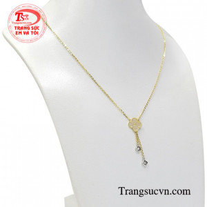 Chiếc dây chuyền này sẽ là sự lựa chọn hoàn hảo dành cho những cô nàng theo phong cách nhẹ nhàng, duyên dáng.