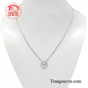 Dây chuyền vàng trắng tình yêu được nhập khẩu tại Hàn Quốc mang đến vẻ xinh xắn đến cho người đeo.