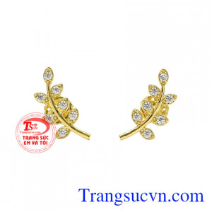 Hoa tai chiếc lá may mắn được chế tác hình chiếc lá nhỏ xinh, độc đáo.