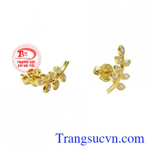 Chỉ với một đôi bông tai các cô gái có thể khoe được những đường nét của khuôn mặt và trông thu hút ánh nhìn của người khác phái.