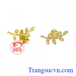 Hoa tai chiếc lá may mắn món quà nhỏ nhắn chứa đựng tâm tư dành tặng phái đẹp.