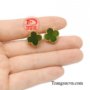 Hoa tai nephrite may mắn tinh tế.