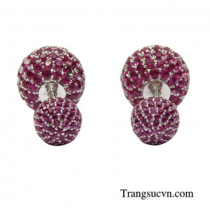 Hoa tai vàng trắng ấn tượng được chế tác công phu từ chất liệu vàng 10k cùng những viên đá lấp lánh.