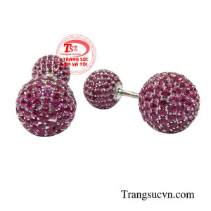 Đeo đôi bông tai này sẽ giúp gương mặt của phái đẹp trông thanh thoát và sáng hơn tạo vẻ thu hút cho người đeo.